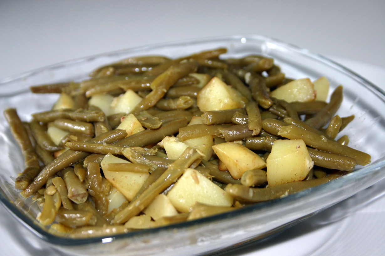 Poêlée de pommes de terre rôties et haricots verts aillés